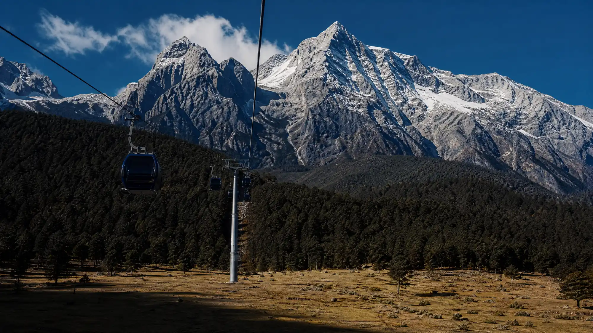 Fahren Sie mit den Seilbahnen zu hoch gelegenen Gletschern oder Bergwäldern. Dieses Massiv mit 13 Gipfeln liegt nur 15 Kilometer (9 Meilen) nördlich der Altstadt von Lijiang.